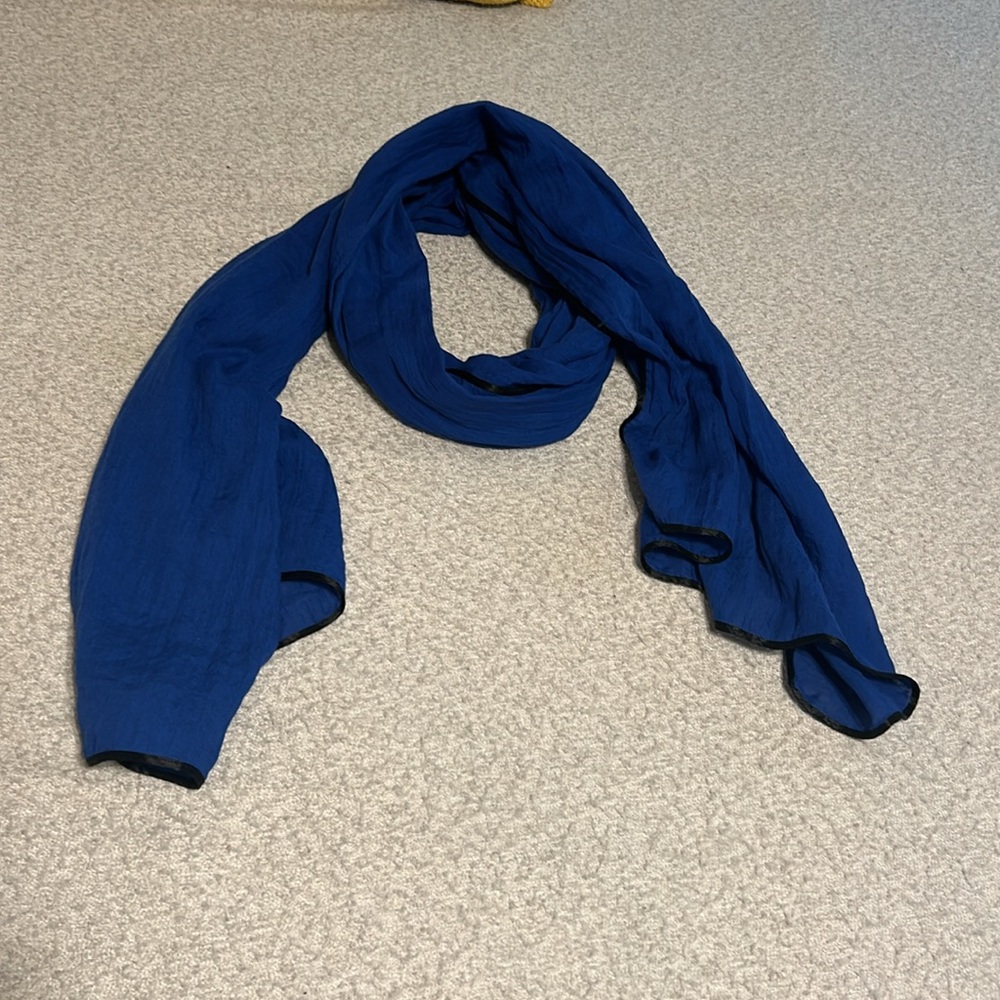 SHINE MARK | lightweight blue scarf with black satin-like edge